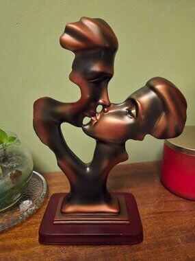 Herco Professional Vintage Abstract Kissing Couple Statue